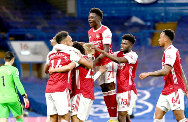 Arsenal dent Chelsea's Champions League push
